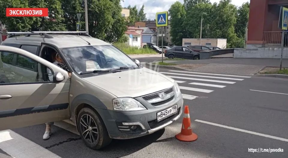В Пскове, на улице Максима Горького, у дома №18, водитель автомобиля допустил наезд на двух девушек В Пскове, на улице Максима Горького, у дома №18, водитель автомобиля допустил наезд на двух девушек