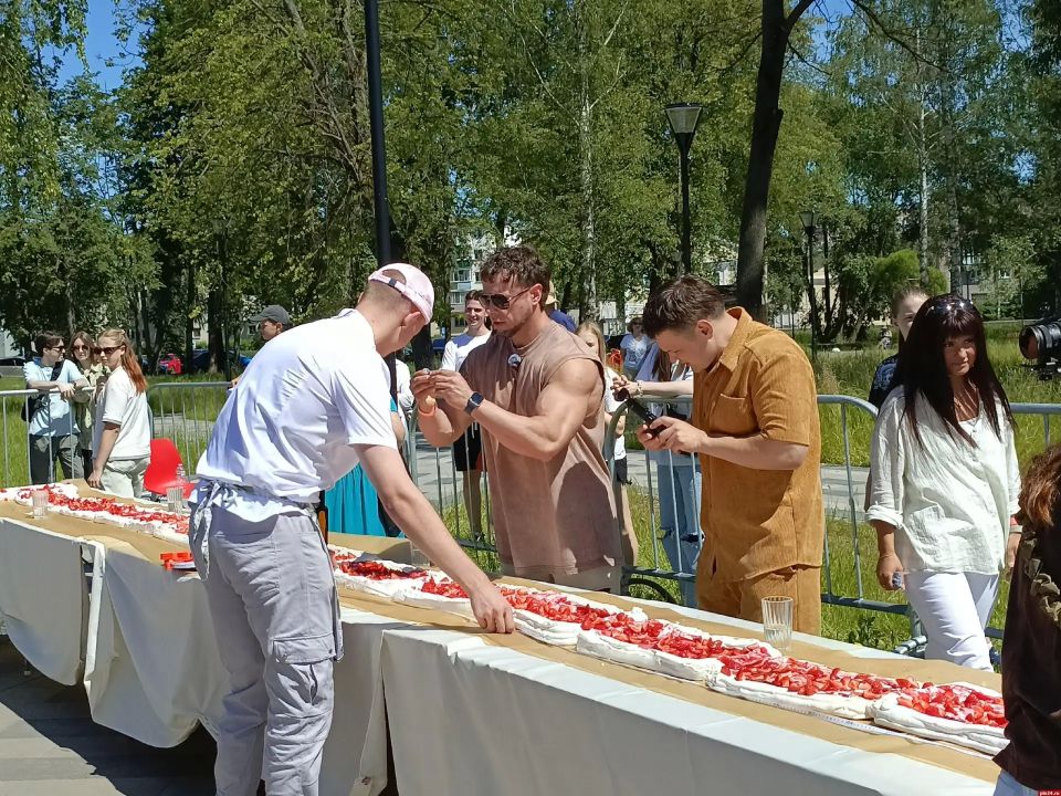 106-метровую «Павлову» изготовили в Великих Луках, побив мировой рекорд Новой Зеландии 106-метровую «Павлову» изготовили в Великих Луках, побив мировой рекорд Новой Зеландии