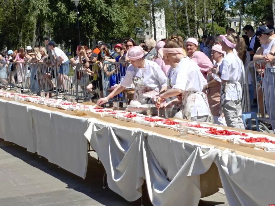 106-метровую «Павлову» изготовили в Великих Луках, побив мировой рекорд Новой Зеландии 106-метровую «Павлову» изготовили в Великих Луках, побив мировой рекорд Новой Зеландии