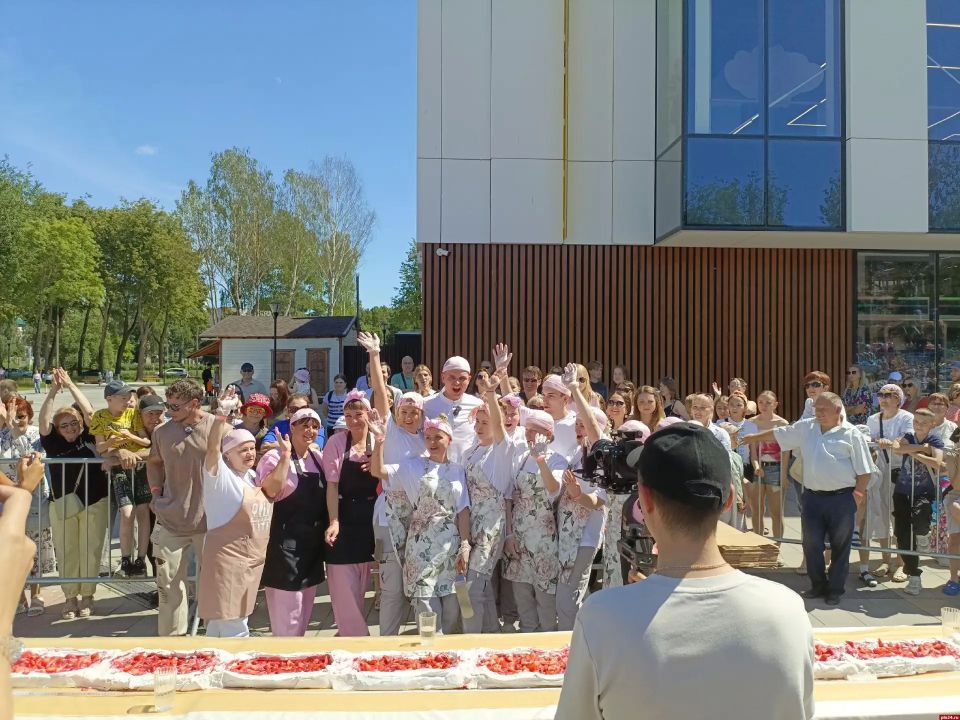 106-метровую «Павлову» изготовили в Великих Луках, побив мировой рекорд Новой Зеландии 106-метровую «Павлову» изготовили в Великих Луках, побив мировой рекорд Новой Зеландии