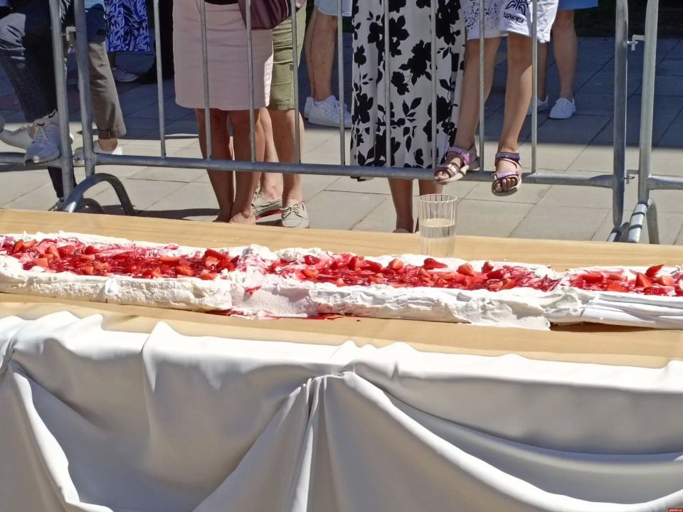 106-метровую «Павлову» изготовили в Великих Луках, побив мировой рекорд Новой Зеландии 106-метровую «Павлову» изготовили в Великих Луках, побив мировой рекорд Новой Зеландии