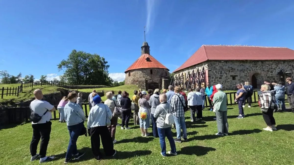 В Год единства народов и в рамках празднования Дня России сотрудники и ветераны УФК по Псковской области при поддержке первичной профсоюзной организации отправились в тур по живописным местам Ленинградской области и... В Год единства народов и в рамках празднования Дня России сотрудники и ветераны УФК по Псковской области при поддержке первичной профсоюзной организации отправились в тур по живописным местам Ленинградской области и...