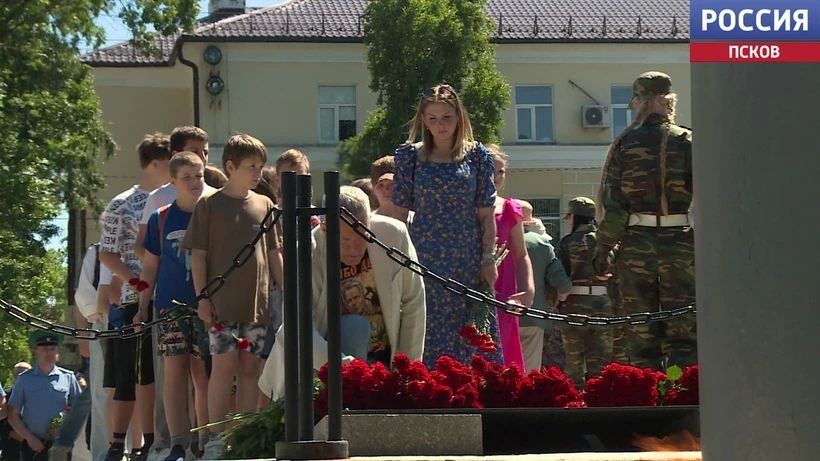 В День памяти и скорби псковичи возложили цветы к Вечному огню на площади Победы В День памяти и скорби псковичи возложили цветы к Вечному огню на площади Победы