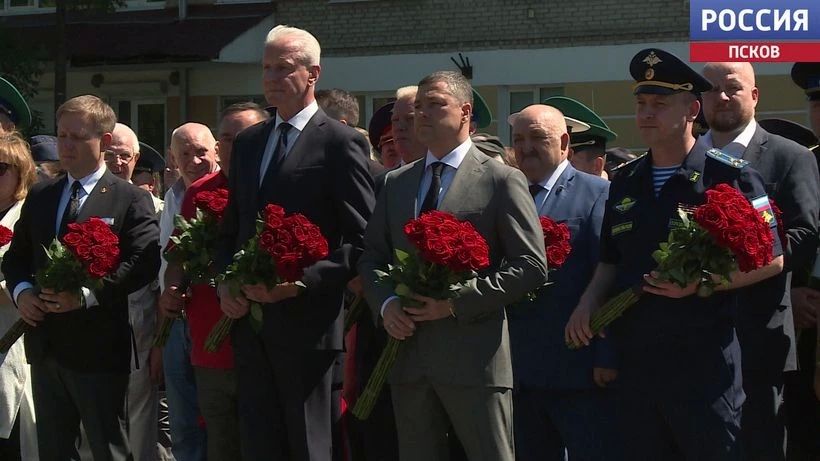 В День памяти и скорби псковичи возложили цветы к Вечному огню на площади Победы В День памяти и скорби псковичи возложили цветы к Вечному огню на площади Победы