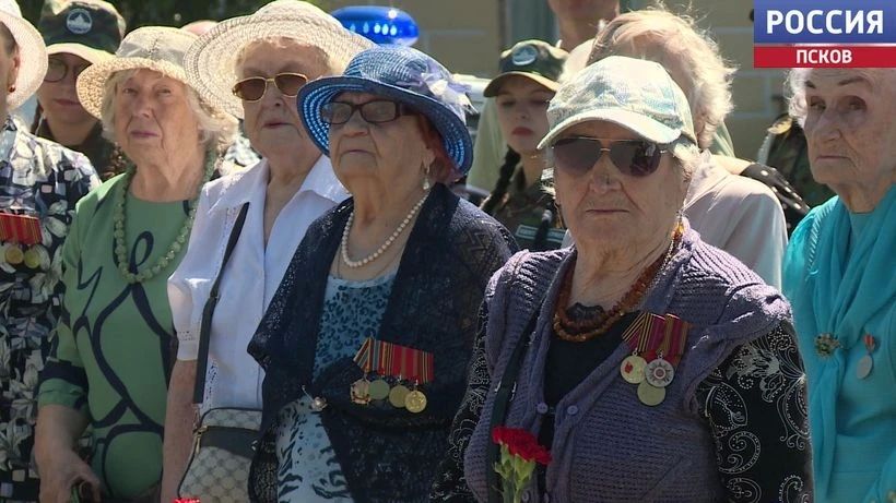 В День памяти и скорби псковичи возложили цветы к Вечному огню на площади Победы В День памяти и скорби псковичи возложили цветы к Вечному огню на площади Победы