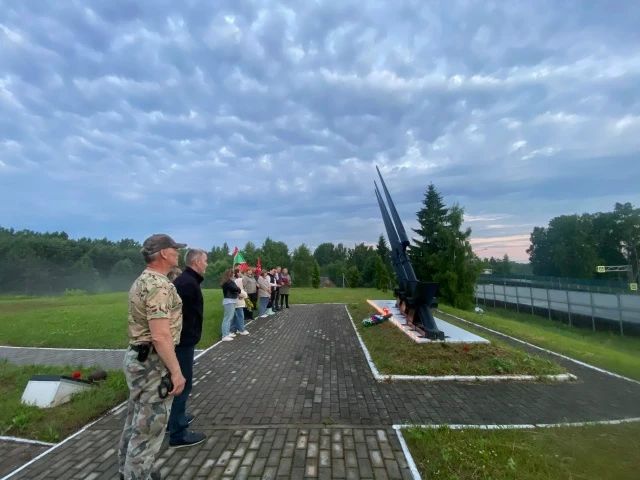 Жители Себежского района возложили цветы к мемориалу защитникам укрепрайона Жители Себежского района возложили цветы к мемориалу защитникам укрепрайона