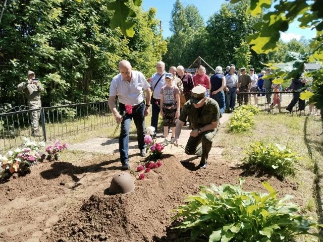 Останки 30 советских солдат перезахоронили в Псковской области Останки 30 советских солдат перезахоронили в Псковской области