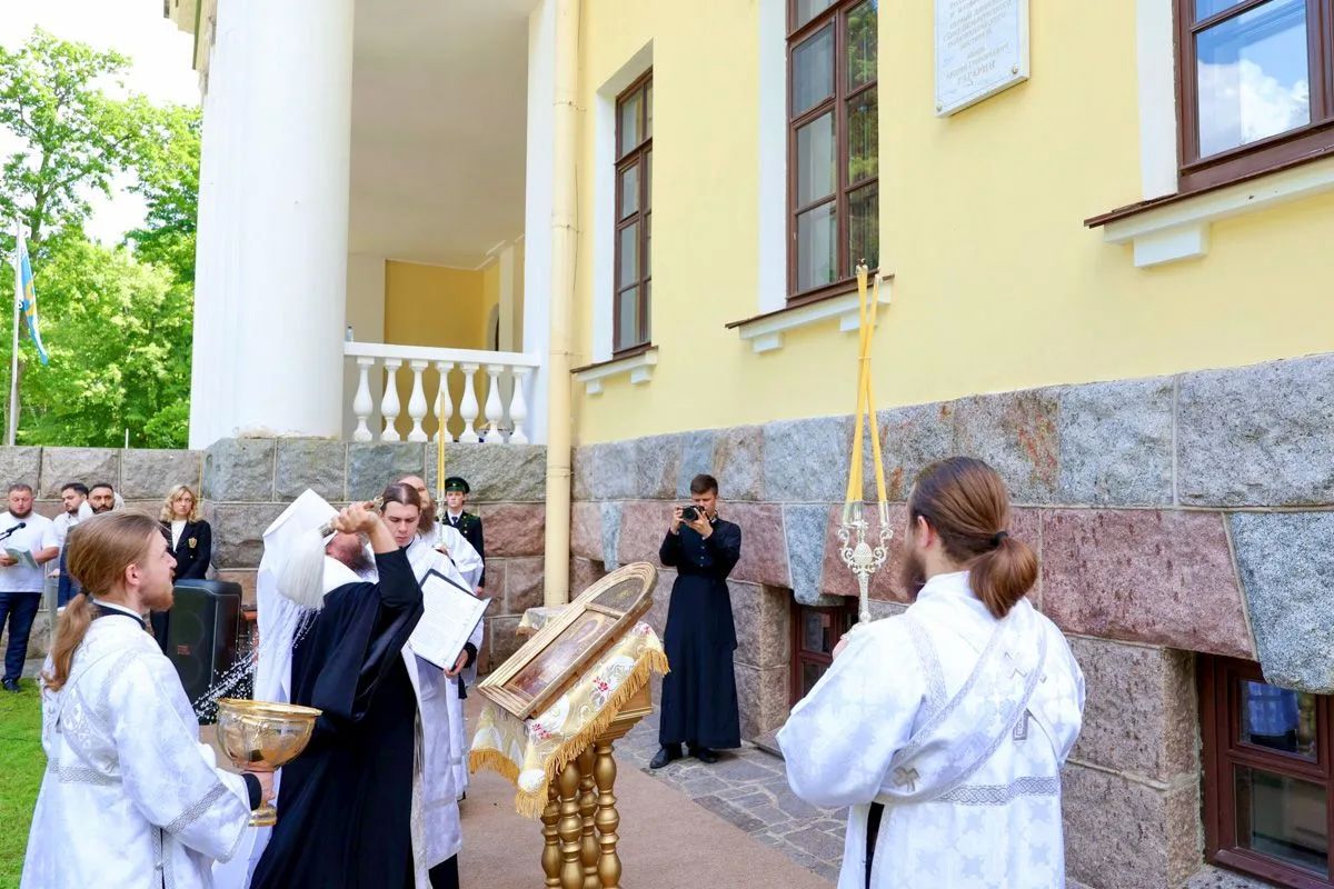 В усадьбе «Холомки» в Порховском округе торжественно открыли мемориальную доску в память о российском учёном и изобретателе, первом директоре Политехнического института, князе Андрее Гагарине