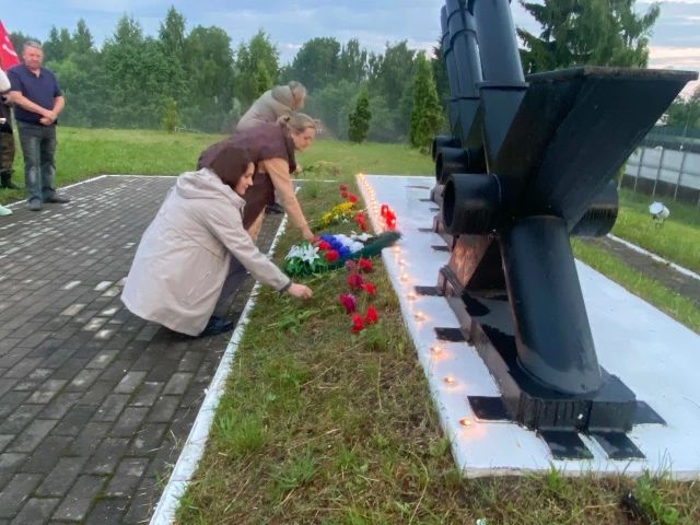 Жители Себежского района возложили цветы к мемориалу защитникам укрепрайона Жители Себежского района возложили цветы к мемориалу защитникам укрепрайона