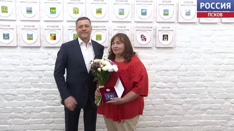 Лучшие медики Псковской области получили награды в День медицинского работника Лучшие медики Псковской области получили награды в День медицинского работника