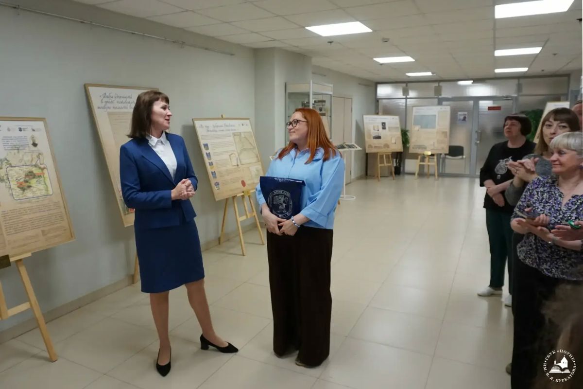 В Псковской областной универсальной научной библиотеке имени Курбатова продолжается экспонирование выставки архивных документов «Да здравствует Пушкин и праздник его поэзии!» В Псковской областной универсальной научной библиотеке имени Курбатова продолжается экспонирование выставки архивных документов «Да здравствует Пушкин и праздник его поэзии!»