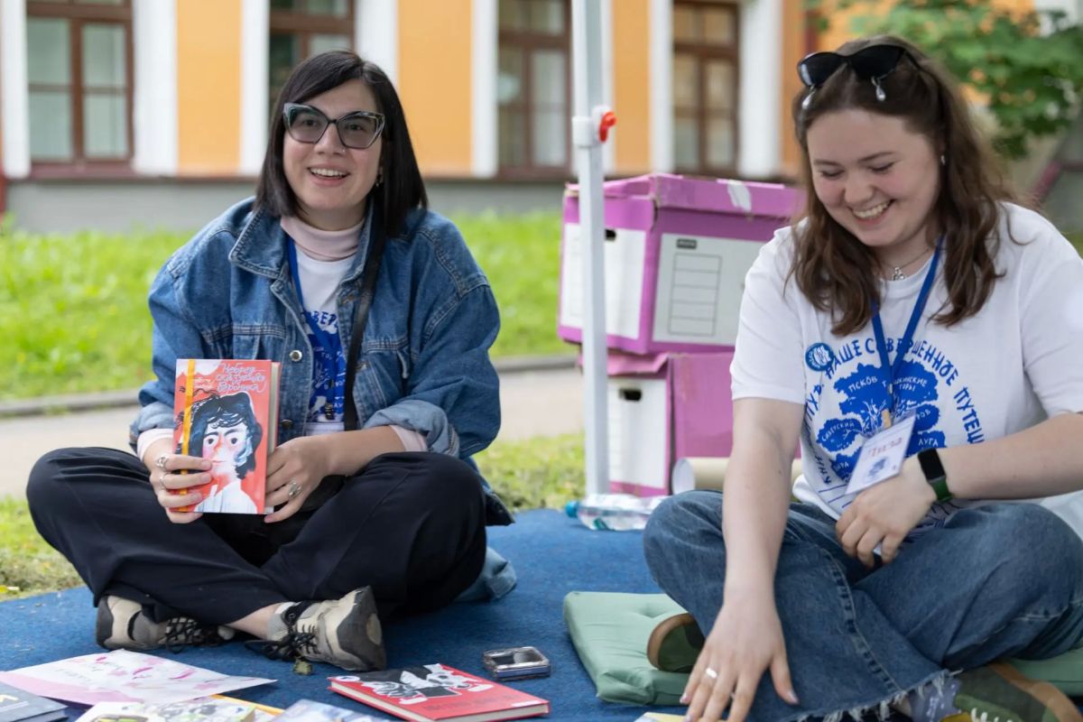 Книжный десант из Ленобласти высадился в Пскове Книжный десант из Ленобласти высадился в Пскове