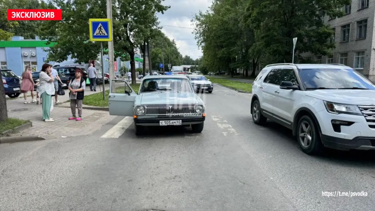 В Пскове, на улице Народной у дома 53А, водитель автомобиля ГАЗ-24 совершил наезд на женщину на пешеходном переходе В Пскове, на улице Народной у дома 53А, водитель автомобиля ГАЗ-24 совершил наезд на женщину на пешеходном переходе