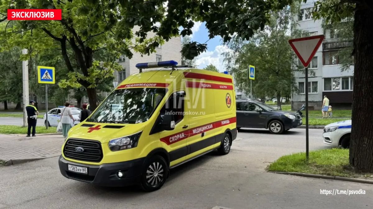 В Пскове, на улице Народной у дома 53А, водитель автомобиля ГАЗ-24 совершил наезд на женщину на пешеходном переходе В Пскове, на улице Народной у дома 53А, водитель автомобиля ГАЗ-24 совершил наезд на женщину на пешеходном переходе