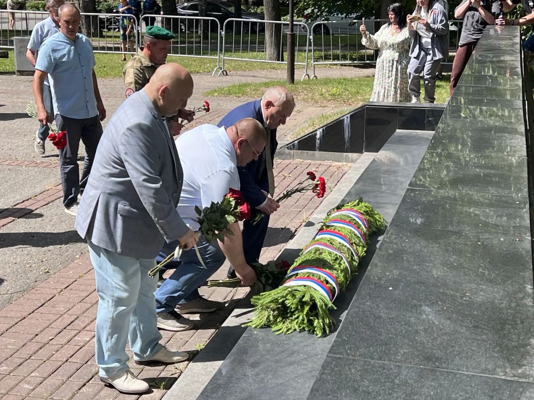 Елкин Борис: Сегодня – день тех, для кого слова «долг», «честь» и «Родина» – не просто понятия, а жизненные ориентиры, проверенные испытаниями и закалённые в самых непростых обстоятельствах Елкин Борис: Сегодня – день тех, для кого слова «долг», «честь» и «Родина» – не просто понятия, а жизненные ориентиры, проверенные испытаниями и закалённые в самых непростых обстоятельствах