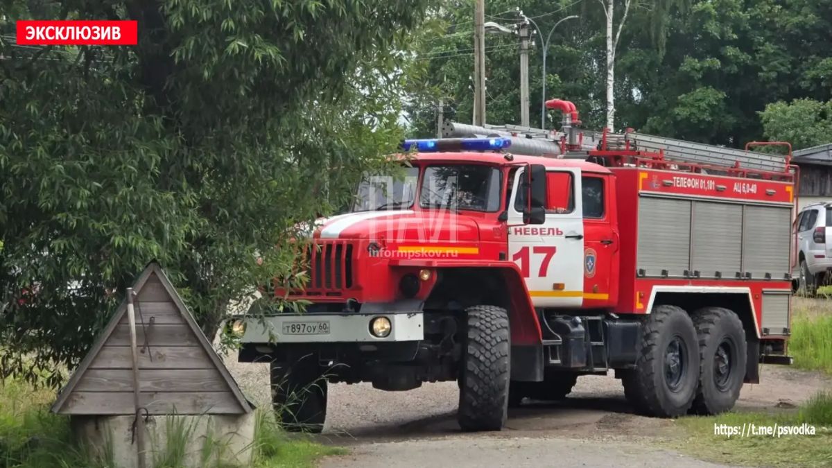 В Невеле, на улице Маншук Маметовой мужчина ремонтировал пол в доме В Невеле, на улице Маншук Маметовой мужчина ремонтировал пол в доме