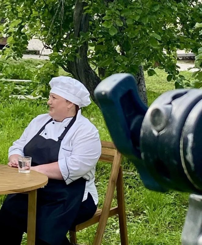 Съёмки кулинарного тревел-шоу Первого канала «Повара на колёсах» проходят в музее-заповеднике «Изборск» Съёмки кулинарного тревел-шоу Первого канала «Повара на колёсах» проходят в музее-заповеднике «Изборск»