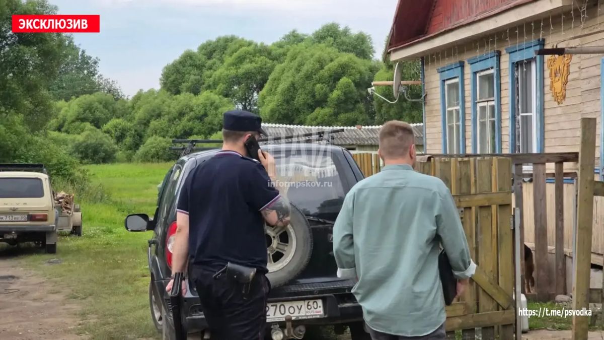 В Невеле, на улице Маншук Маметовой мужчина ремонтировал пол в доме В Невеле, на улице Маншук Маметовой мужчина ремонтировал пол в доме