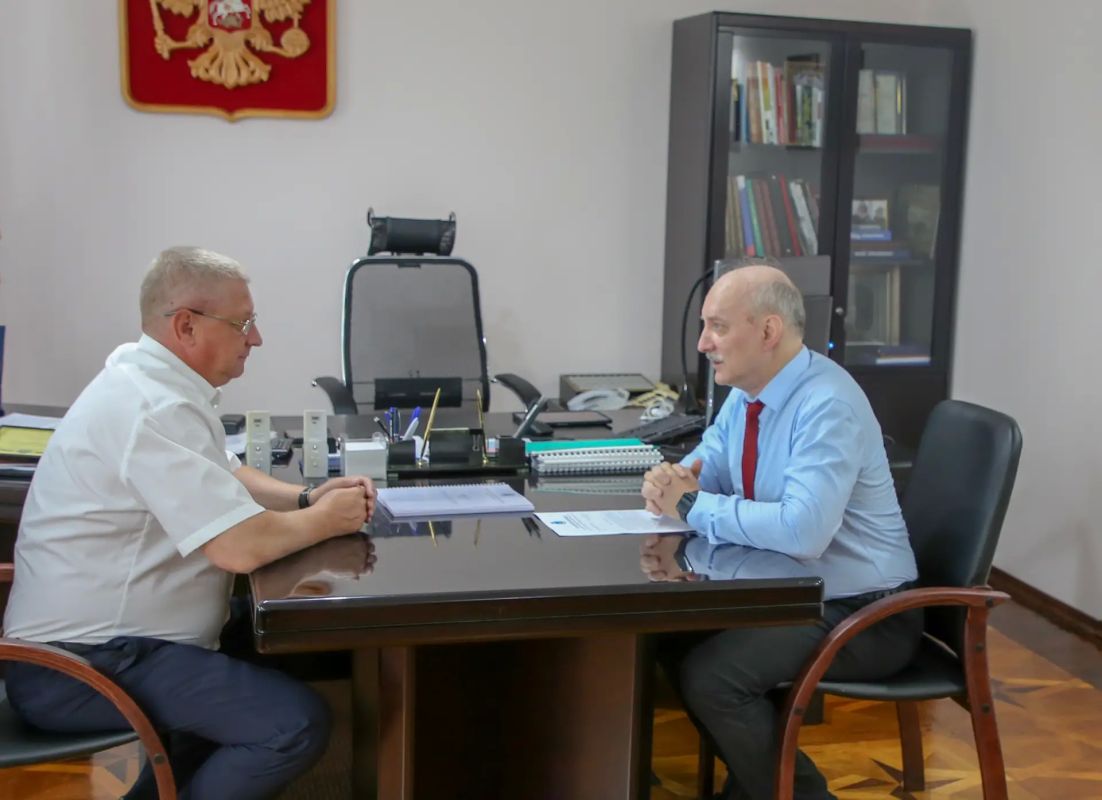 Начальник УМВД России по Псковской области генерал-майор полиции Алексей Овсянников провел рабочую встречу с региональным омбудсменом Начальник УМВД России по Псковской области генерал-майор полиции Алексей Овсянников провел рабочую встречу с региональным омбудсменом