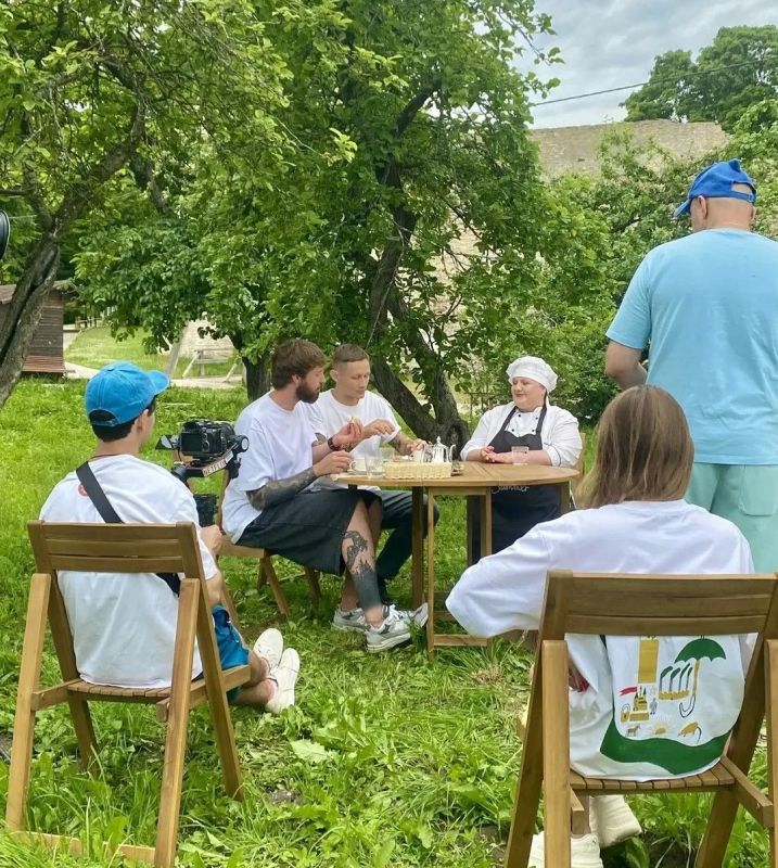 Съёмки кулинарного тревел-шоу Первого канала «Повара на колёсах» проходят в музее-заповеднике «Изборск» Съёмки кулинарного тревел-шоу Первого канала «Повара на колёсах» проходят в музее-заповеднике «Изборск»
