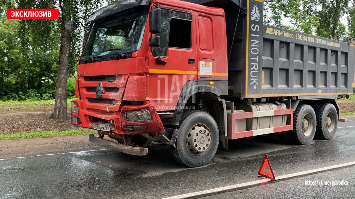 В Псковском районе, у деревни Уграда, водитель грузовика марки HOWO совершил столкновение с автомобилем Renault Duster, который от удара врезался в Chery Tiggo, после чего через встречную полосу опрокинулся в придорожную... В Псковском районе, у деревни Уграда, водитель грузовика марки HOWO совершил столкновение с автомобилем Renault Duster, который от удара врезался в Chery Tiggo, после чего через встречную полосу опрокинулся в придорожную...