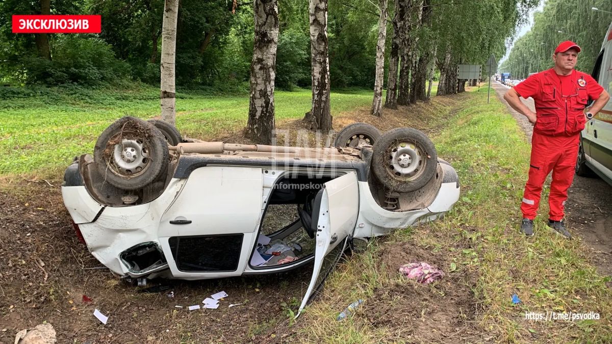 В Псковском районе, у деревни Уграда, водитель грузовика марки HOWO совершил столкновение с автомобилем Renault Duster, который от удара врезался в Chery Tiggo, после чего через встречную полосу опрокинулся в придорожную... В Псковском районе, у деревни Уграда, водитель грузовика марки HOWO совершил столкновение с автомобилем Renault Duster, который от удара врезался в Chery Tiggo, после чего через встречную полосу опрокинулся в придорожную...