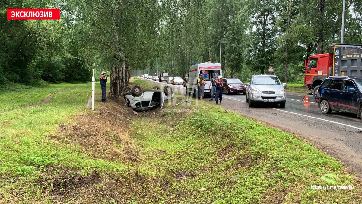 В Псковском районе, у деревни Уграда, водитель грузовика марки HOWO совершил столкновение с автомобилем Renault Duster, который от удара врезался в Chery Tiggo, после чего через встречную полосу опрокинулся в придорожную...