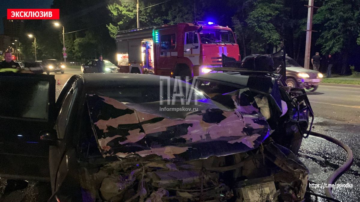 В Пскове, на улице Юбилейной у дома 22б, водитель автомобиля Golf, по предварительным данным, находившийся в состоянии алкогольного опьянения, совершил столкновение с автомобилем «Таврия», который от удара столкнулся с... В Пскове, на улице Юбилейной у дома 22б, водитель автомобиля Golf, по предварительным данным, находившийся в состоянии алкогольного опьянения, совершил столкновение с автомобилем «Таврия», который от удара столкнулся с...
