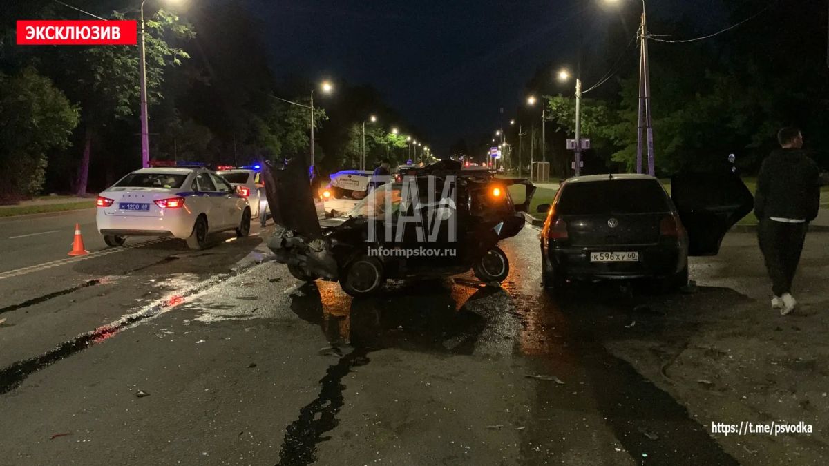 В Пскове, на улице Юбилейной у дома 22б, водитель автомобиля Golf, по предварительным данным, находившийся в состоянии алкогольного опьянения, совершил столкновение с автомобилем «Таврия», который от удара столкнулся с... В Пскове, на улице Юбилейной у дома 22б, водитель автомобиля Golf, по предварительным данным, находившийся в состоянии алкогольного опьянения, совершил столкновение с автомобилем «Таврия», который от удара столкнулся с...