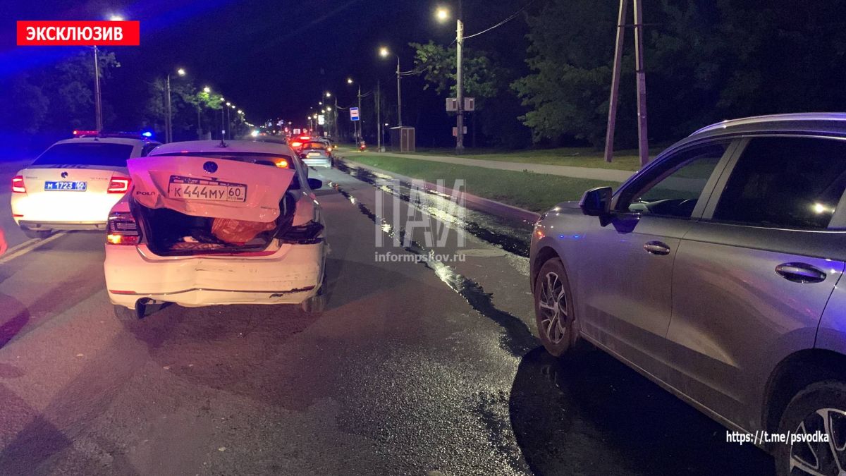В Пскове, на улице Юбилейной у дома 22б, водитель автомобиля Golf, по предварительным данным, находившийся в состоянии алкогольного опьянения, совершил столкновение с автомобилем «Таврия», который от удара столкнулся с... В Пскове, на улице Юбилейной у дома 22б, водитель автомобиля Golf, по предварительным данным, находившийся в состоянии алкогольного опьянения, совершил столкновение с автомобилем «Таврия», который от удара столкнулся с...