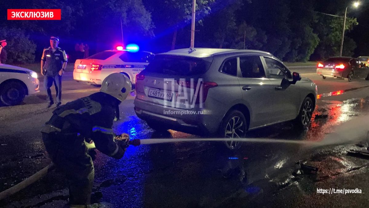 В Пскове, на улице Юбилейной у дома 22б, водитель автомобиля Golf, по предварительным данным, находившийся в состоянии алкогольного опьянения, совершил столкновение с автомобилем «Таврия», который от удара столкнулся с... В Пскове, на улице Юбилейной у дома 22б, водитель автомобиля Golf, по предварительным данным, находившийся в состоянии алкогольного опьянения, совершил столкновение с автомобилем «Таврия», который от удара столкнулся с...
