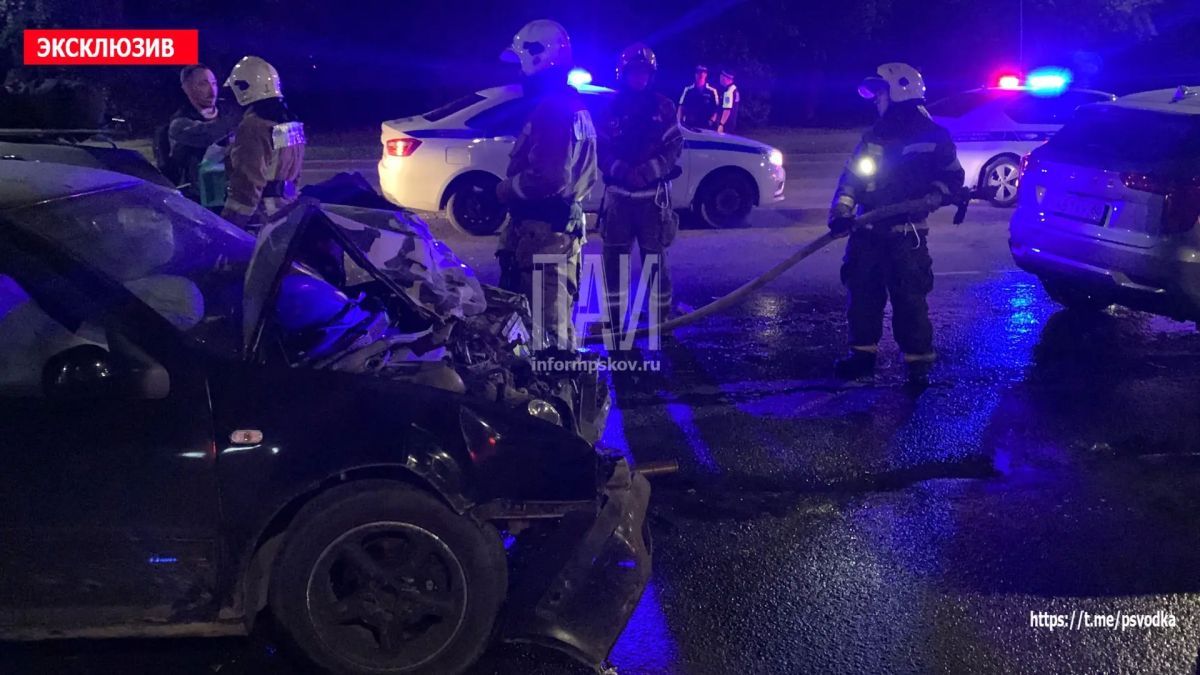 В Пскове, на улице Юбилейной у дома 22б, водитель автомобиля Golf, по предварительным данным, находившийся в состоянии алкогольного опьянения, совершил столкновение с автомобилем «Таврия», который от удара столкнулся с... В Пскове, на улице Юбилейной у дома 22б, водитель автомобиля Golf, по предварительным данным, находившийся в состоянии алкогольного опьянения, совершил столкновение с автомобилем «Таврия», который от удара столкнулся с...