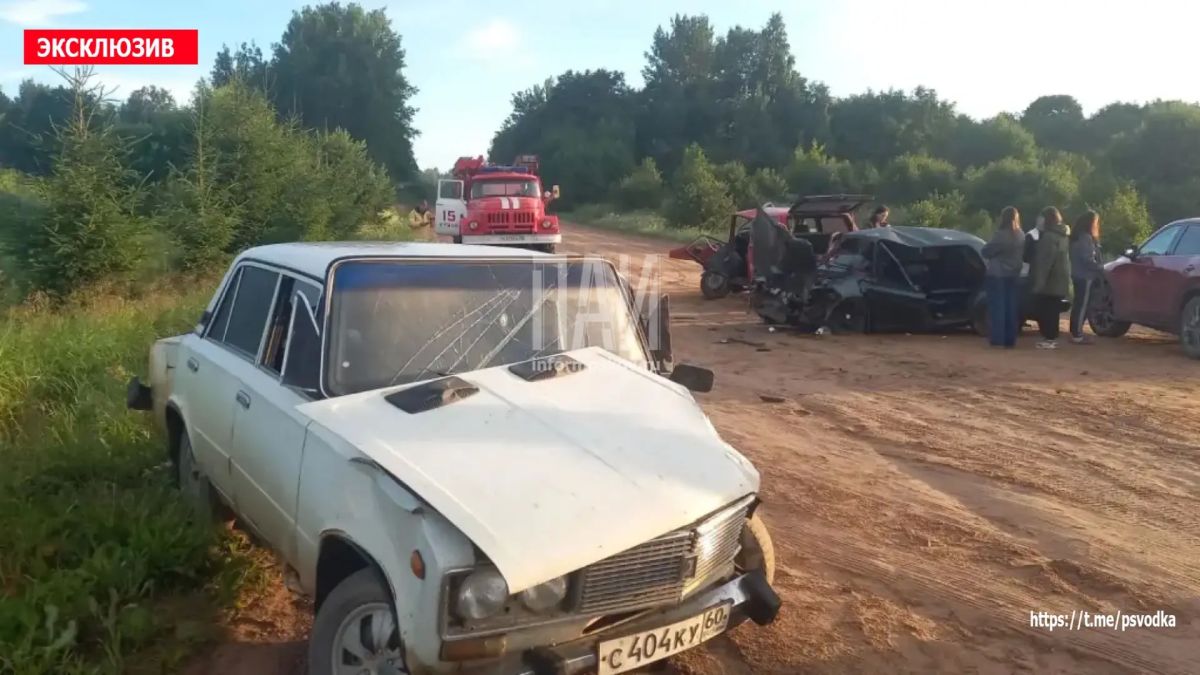 В Куньинском районе, у деревни Каменное, произошло столкновение трёх автомобилей: «Нива 2121», ВАЗ-2106 и ВАЗ-2107 В Куньинском районе, у деревни Каменное, произошло столкновение трёх автомобилей: «Нива 2121», ВАЗ-2106 и ВАЗ-2107