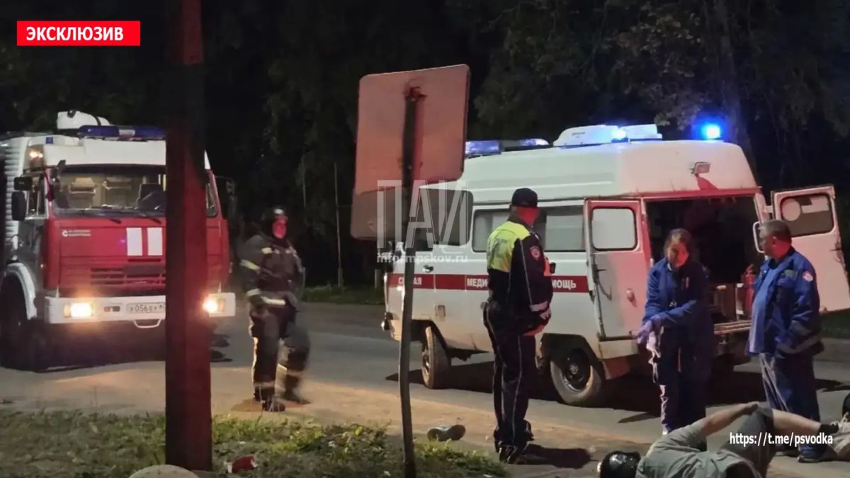 В Острове, возле клуба «Арена», прохожими обнаружен мужчина рядом с разбитым скутером В Острове, возле клуба «Арена», прохожими обнаружен мужчина рядом с разбитым скутером