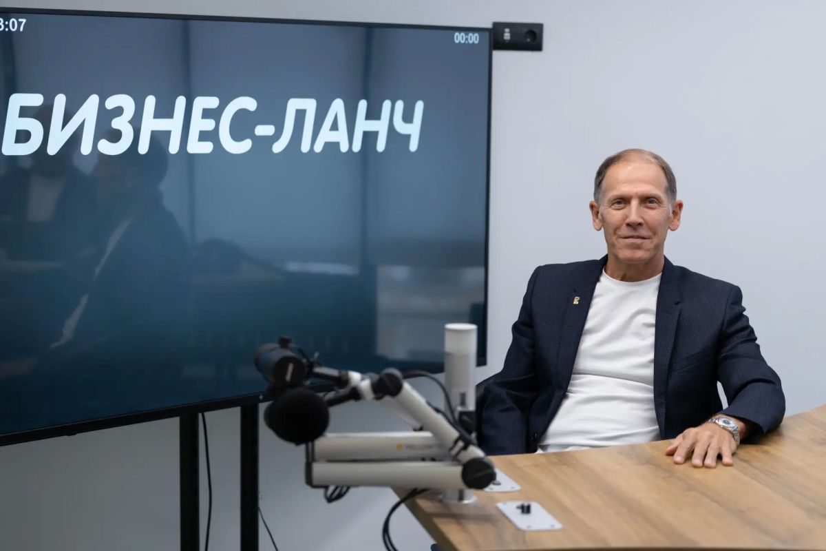 Заместитель председателя Псковского областного Собрания (фракция "Единая Россия"), директор ООО «Псков-Полимер» Юрий Сорокин - прямо сейчас в эфире программы "Бизнес-ланч" на радио "Серебряный дождь" в Пскове (88.3 FM)