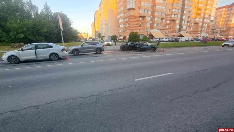 В Пскове лишенный права управления водитель «Фольксвагена» врезался в «бензиновую» очередь В Пскове лишенный права управления водитель «Фольксвагена» врезался в «бензиновую» очередь