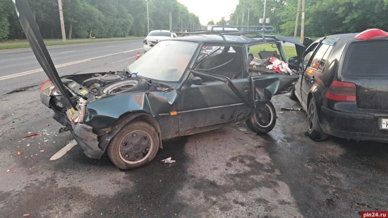 В Пскове лишенный права управления водитель «Фольксвагена» врезался в «бензиновую» очередь В Пскове лишенный права управления водитель «Фольксвагена» врезался в «бензиновую» очередь