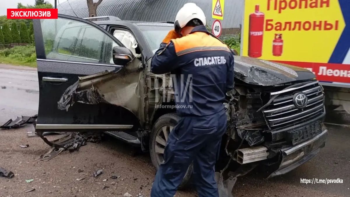 В Пскове, на улице Яна Райниса у дома 58, в дорожно-транспортном происшествии пострадали два молодых человека из автомобиля Audi и женщина из автомобиля Land Cruiser В Пскове, на улице Яна Райниса у дома 58, в дорожно-транспортном происшествии пострадали два молодых человека из автомобиля Audi и женщина из автомобиля Land Cruiser