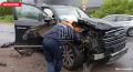 В Пскове на улице Яна Райниса у дома 58 в дорожно-транспортном происшествии пострадали два молодых человека из автомобиля Audi и женщина из автомобиля Land Cruiser, сообщает канал «Псковска сводка. ПАИ» в мессенджере Max