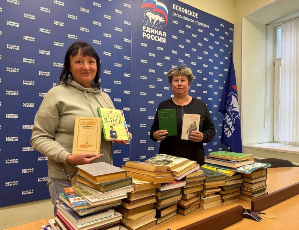 Псковичка присоединилась к проекту ЕР и передала школьным библиотекам 80 книг