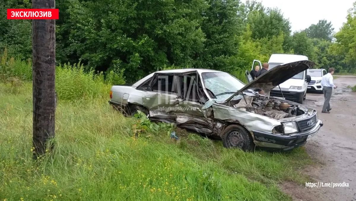 В Пскове, на улице Яна Райниса у дома 58, в дорожно-транспортном происшествии пострадали два молодых человека из автомобиля Audi и женщина из автомобиля Land Cruiser В Пскове, на улице Яна Райниса у дома 58, в дорожно-транспортном происшествии пострадали два молодых человека из автомобиля Audi и женщина из автомобиля Land Cruiser