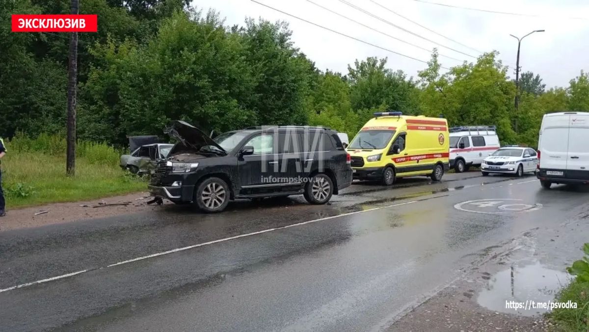 В Пскове, на улице Яна Райниса у дома 58, в дорожно-транспортном происшествии пострадали два молодых человека из автомобиля Audi и женщина из автомобиля Land Cruiser В Пскове, на улице Яна Райниса у дома 58, в дорожно-транспортном происшествии пострадали два молодых человека из автомобиля Audi и женщина из автомобиля Land Cruiser