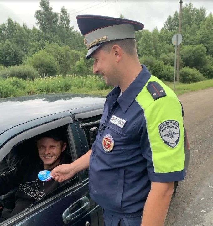 В Опочке полицейские поздравили горожан с Днём семьи, любви и верности В Опочке полицейские поздравили горожан с Днём семьи, любви и верности
