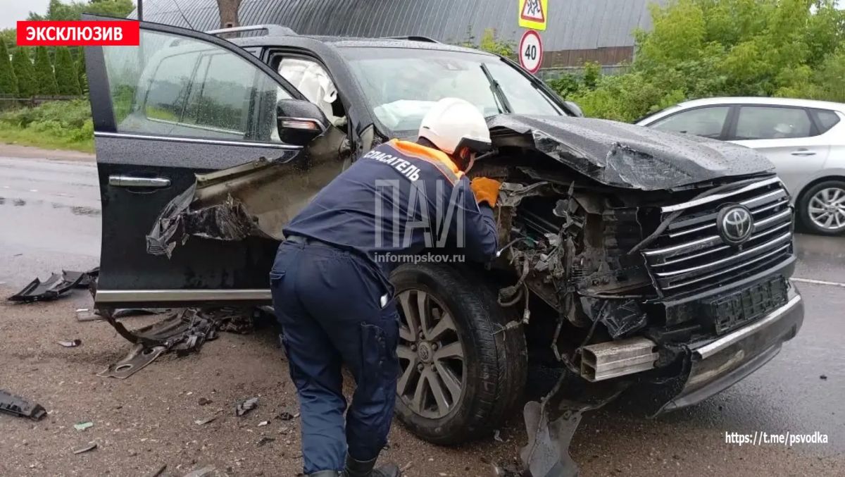 В Пскове, на улице Яна Райниса у дома 58, в дорожно-транспортном происшествии пострадали два молодых человека из автомобиля Audi и женщина из автомобиля Land Cruiser В Пскове, на улице Яна Райниса у дома 58, в дорожно-транспортном происшествии пострадали два молодых человека из автомобиля Audi и женщина из автомобиля Land Cruiser
