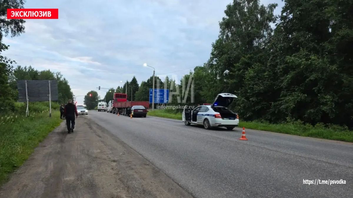 В Невеле, на перекрестке Усвяты-Великие Луки, водитель автомобиля BMW 1979 года рождения, не соблюдая дистанцию, совершил столкновение с грузовиком Iveco, который притормозил на светофоре В Невеле, на перекрестке Усвяты-Великие Луки, водитель автомобиля BMW 1979 года рождения, не соблюдая дистанцию, совершил столкновение с грузовиком Iveco, который притормозил на светофоре