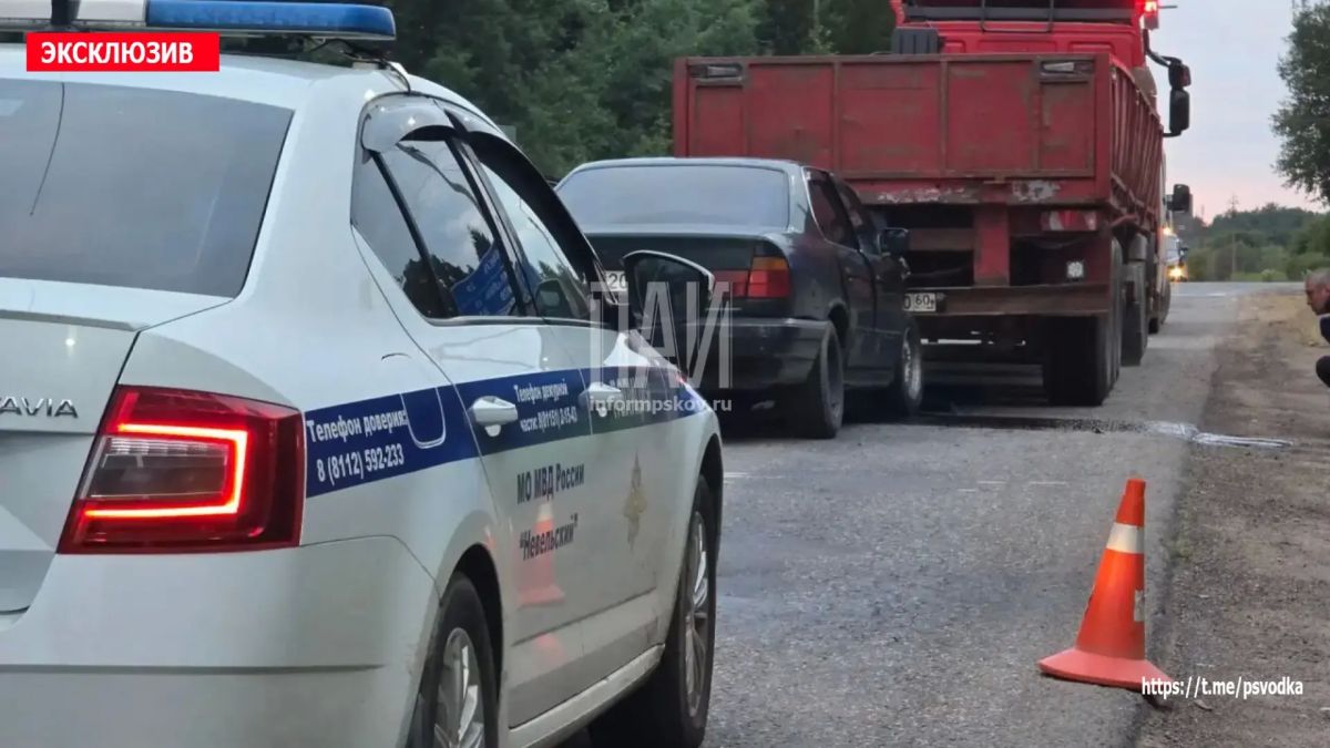 В Невеле, на перекрестке Усвяты-Великие Луки, водитель автомобиля BMW 1979 года рождения, не соблюдая дистанцию, совершил столкновение с грузовиком Iveco, который притормозил на светофоре В Невеле, на перекрестке Усвяты-Великие Луки, водитель автомобиля BMW 1979 года рождения, не соблюдая дистанцию, совершил столкновение с грузовиком Iveco, который притормозил на светофоре