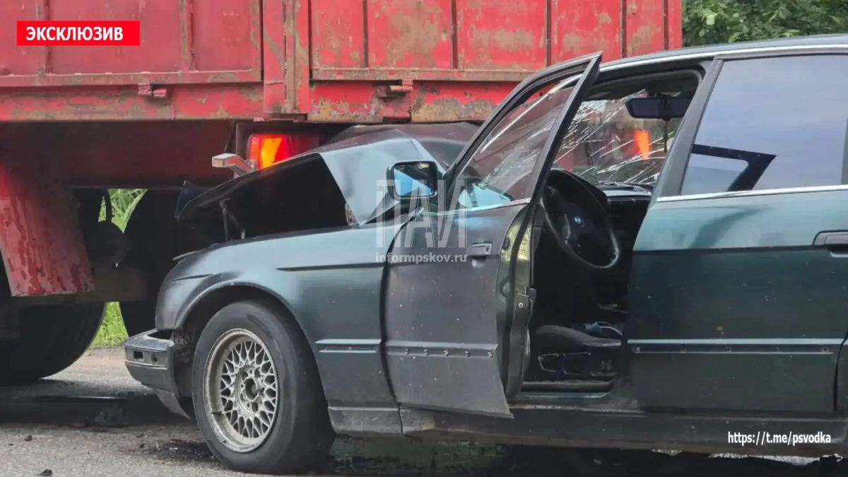 В Невеле, на перекрестке Усвяты-Великие Луки, водитель автомобиля BMW 1979 года рождения, не соблюдая дистанцию, совершил столкновение с грузовиком Iveco, который притормозил на светофоре В Невеле, на перекрестке Усвяты-Великие Луки, водитель автомобиля BMW 1979 года рождения, не соблюдая дистанцию, совершил столкновение с грузовиком Iveco, который притормозил на светофоре