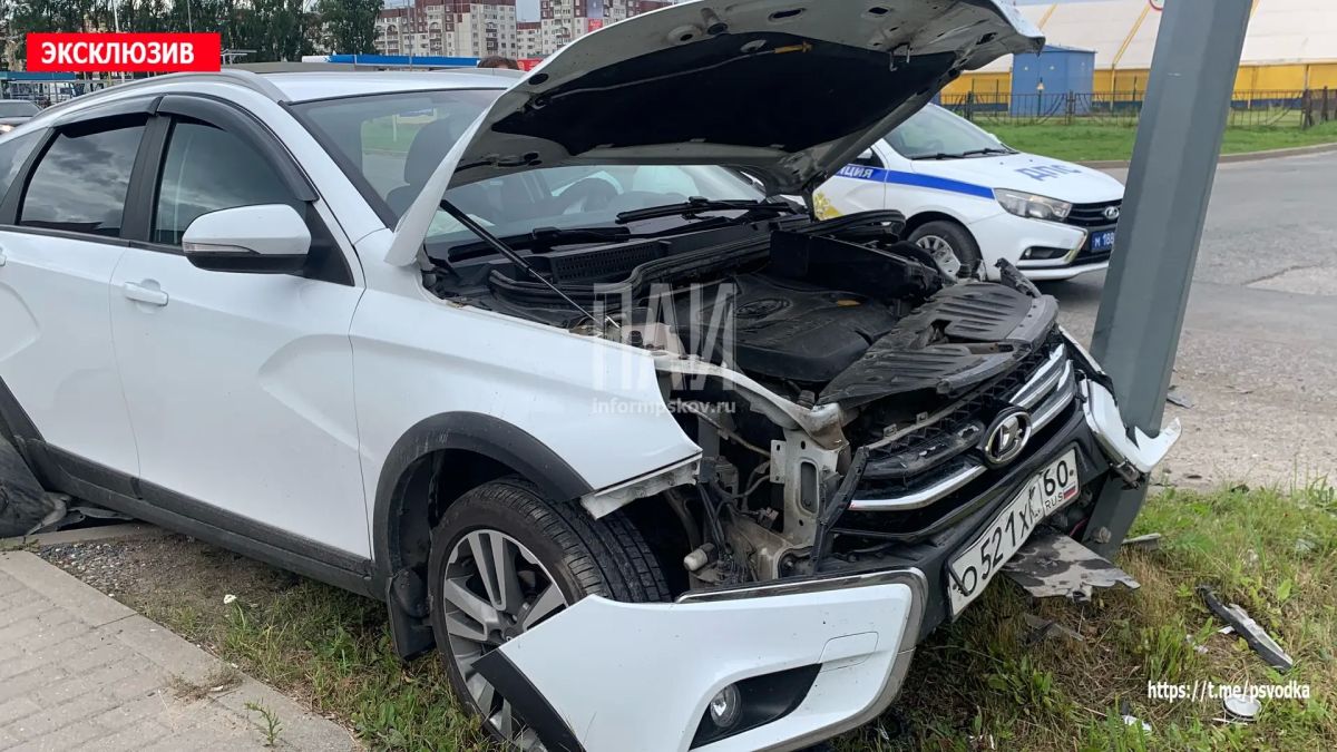 В Пскове, на Рижском проспекте у дома 100/1, произошло столкновение автомобилей Nissan и Lada В Пскове, на Рижском проспекте у дома 100/1, произошло столкновение автомобилей Nissan и Lada