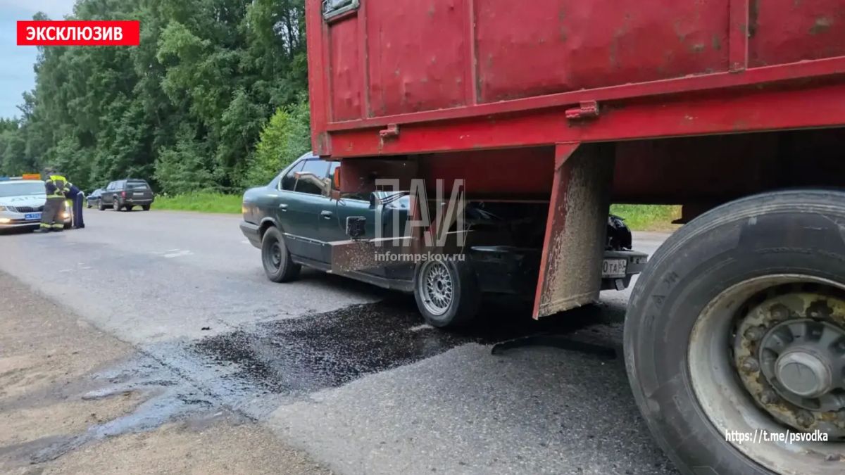 В Невеле, на перекрестке Усвяты-Великие Луки, водитель автомобиля BMW 1979 года рождения, не соблюдая дистанцию, совершил столкновение с грузовиком Iveco, который притормозил на светофоре В Невеле, на перекрестке Усвяты-Великие Луки, водитель автомобиля BMW 1979 года рождения, не соблюдая дистанцию, совершил столкновение с грузовиком Iveco, который притормозил на светофоре