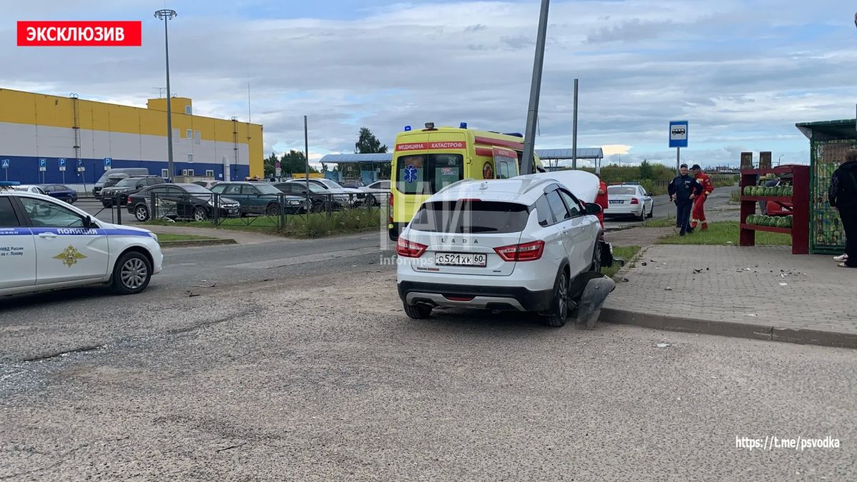 В Пскове, на Рижском проспекте у дома 100/1, произошло столкновение автомобилей Nissan и Lada В Пскове, на Рижском проспекте у дома 100/1, произошло столкновение автомобилей Nissan и Lada